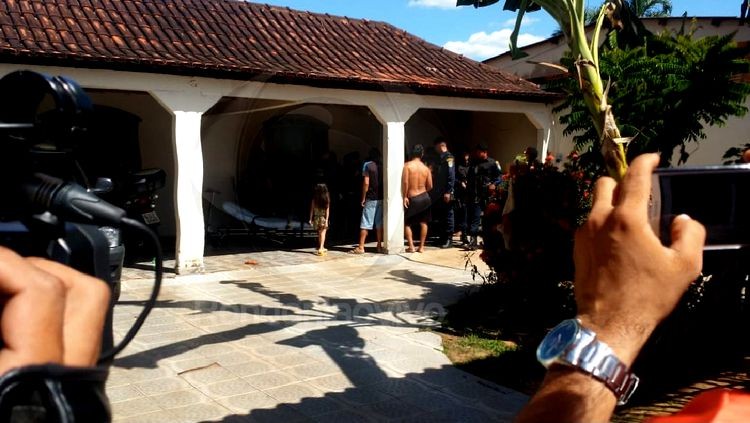 Roubo a residência termina com vítimas baleadas e dois presos
