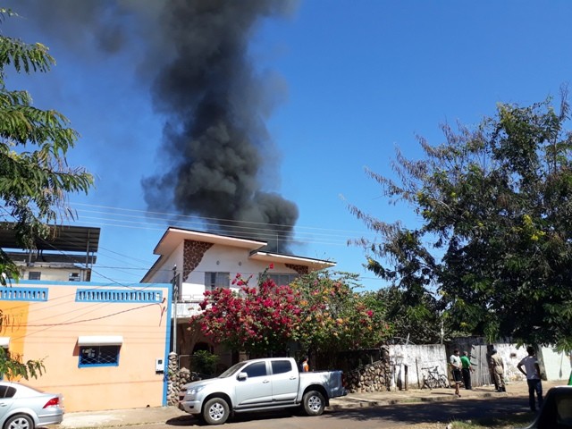 INCÊNDIO CAUSA TUMULTO NO CENTRO DE GUAJARÁ-MIRIM