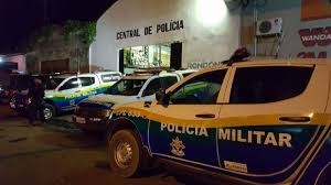 Jovem com criança no colo é preso em flagrante por tráfico de drogas