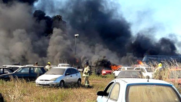 Incêndio destrói cerca de 40 veículos em pátio da Polícia Civil na capital