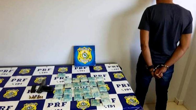 7 MANDADOS: Homem que aterrorizou Ariquemes é preso com arma e dinheiro pela PRF