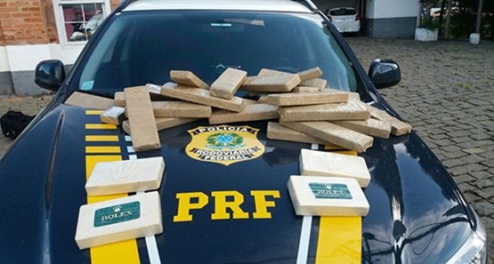 Passageiro é preso em ônibus de viagem com quase 2 kg de drogas durante operação.