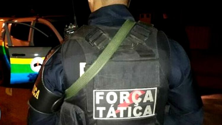 EM PROSTÍBULO: Força Tática prende mulher com dois mandados de prisão por homicídio qualificado