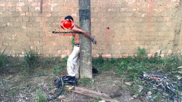 Suspeito é espancado por populares e amarrado em poste