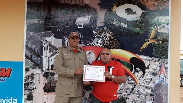 RADIALISTA RECEBE TITULO DE AMIGO DO BOMBEIRO.