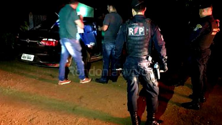 Jovem é baleado na boca por ex da atual namorada durante bebedeira.