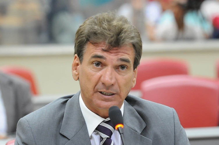 Neodi Carlos acusa Confúcio Moura de maquiar dados sobre o Estado