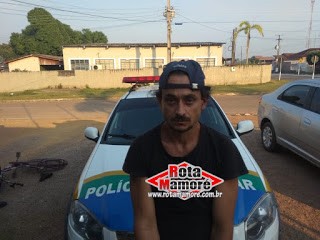 TINO DE POLÍCIA EM AÇÃO: HOMEM COMETE FURTO E PASSA EM FRENTE AO QUARTEL DA PM, A CASA CAIU, FOI ABORDADO E PRESO.