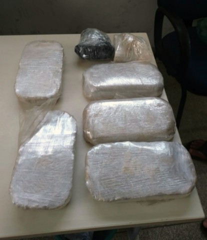 Homem é preso em táxi na BR-364 com quase seis quilos de cocaína