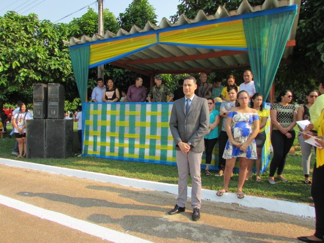 PREFEITO PRESTIGIA DESFILE NO DISTRITO DO IATA EM COMEMORAÇÃO DA SEMANA DA PÁTRIA.
