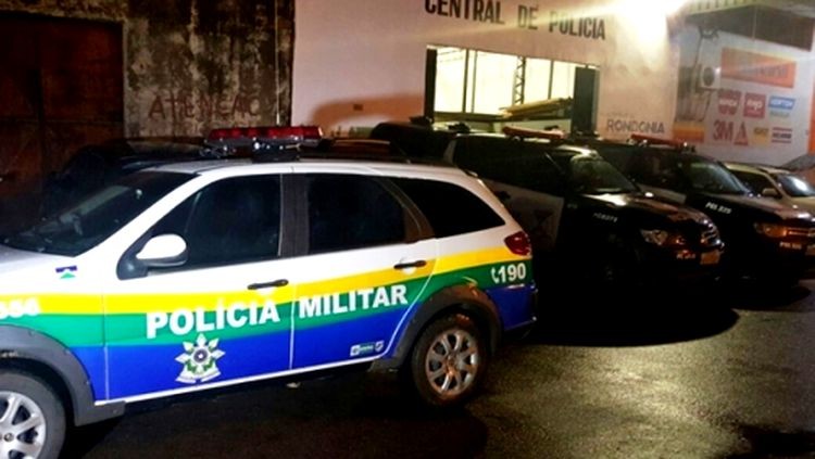 Suspeito armado com duas facas é preso ameaçando matar a própria mãe.