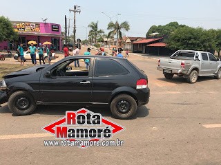 ACIDENTE: HILLUX COLIDE COM PÁLIO NO CENTRO DE NOVA MAMORÉ.