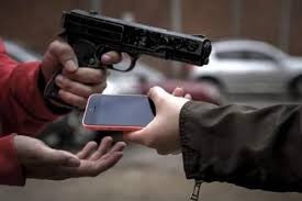 ADOLESCENTE TEM CELULAR ROUBADO NA PRAÇA DO BAIRRO SANTA LUZIA