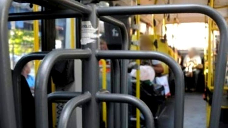 Evangélica é agredida por cantar hino gospel dentro de ônibus