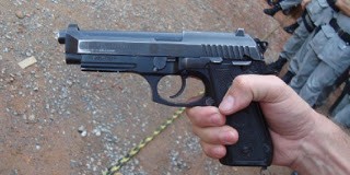 TÁXI É ABORDADE E TRIO E PRESO COM PISTOLA .40 NO ARARAS.