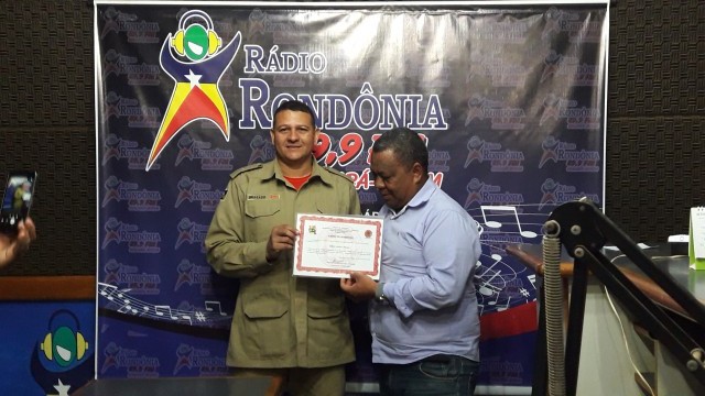 RADIALISTA RECEBE DIPLOMA “AMIGO DOS BOMBEIROS” DURANTE PROGRAMA