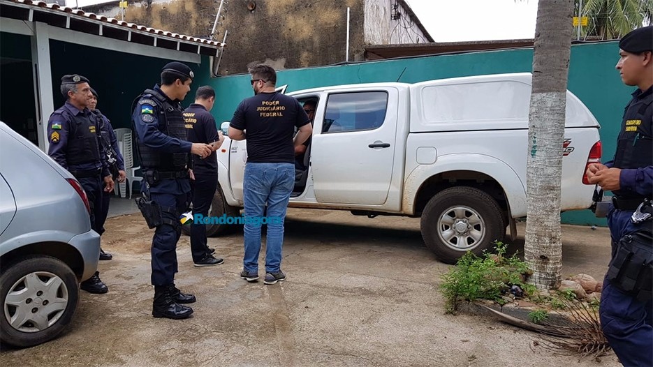 Fotos e vídeo: PF, PM e TRE fazem buscas em comitês e recolhem material de campanha de Acir