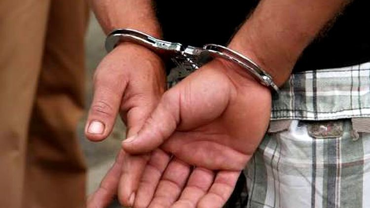 Homem é preso por molestar adolescente durante culto.
