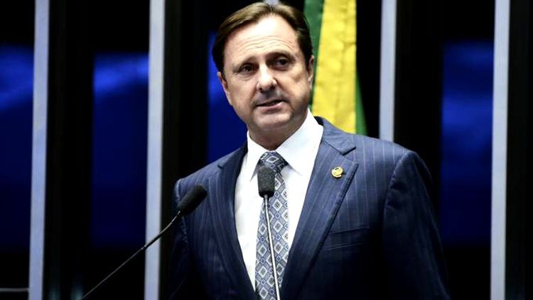 Acir Gurgacz se entrega à Polícia Federal no Paraná e passa mal