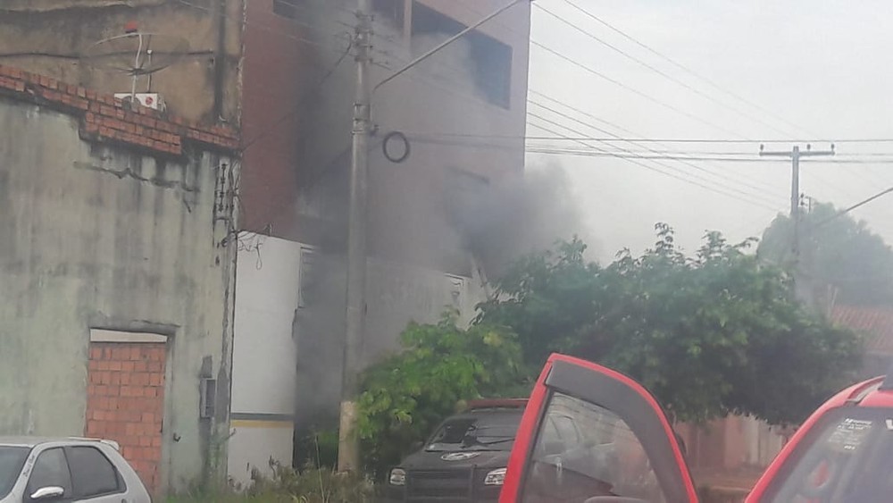 Prédio da Polícia de Fronteira pega fogo em Guajará-Mirim