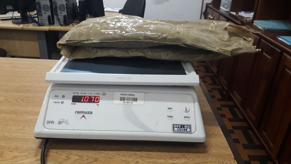 Mulher é presa transportando 1kg de cocaína em táxi na BR-425