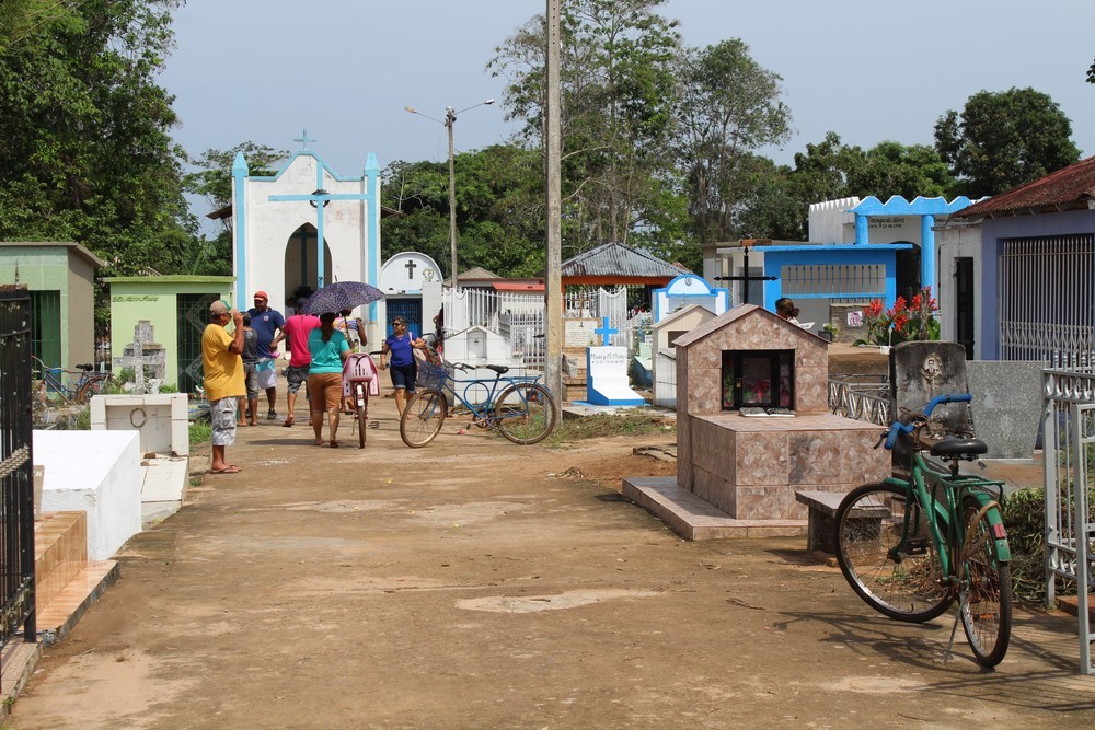 Cemitério de Guajará-Mirim passa por limpeza e manutenção para Dia de Finados