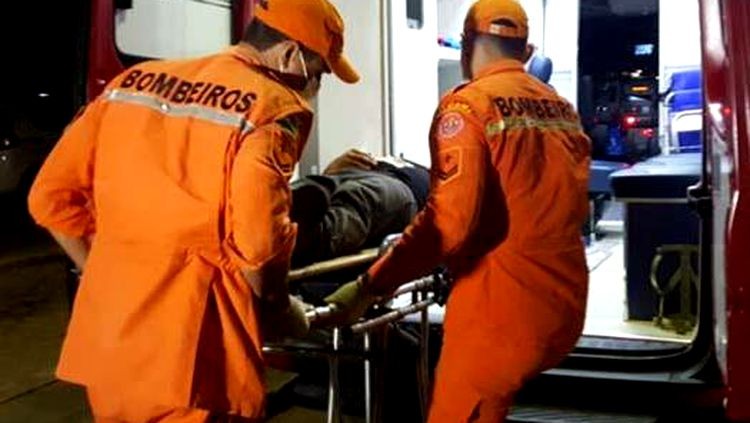 Homem é agredido a pauladas na frente da esposa em pátio de supermercado