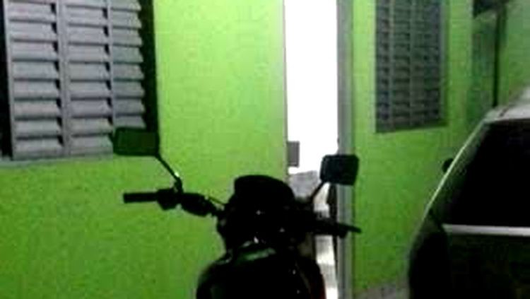TENTATIVA DE HOMICÍDIO: Homem é crivado de balas em vila de apartamentos