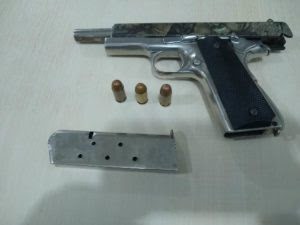 COMERCIANTE É FLAGRADO COM ARMA DE USO RESTRITO DAS FORÇAS ARMADA E É PRESO POR PORTE ILEGAL EM GUAJARÁ-MIRIM.
