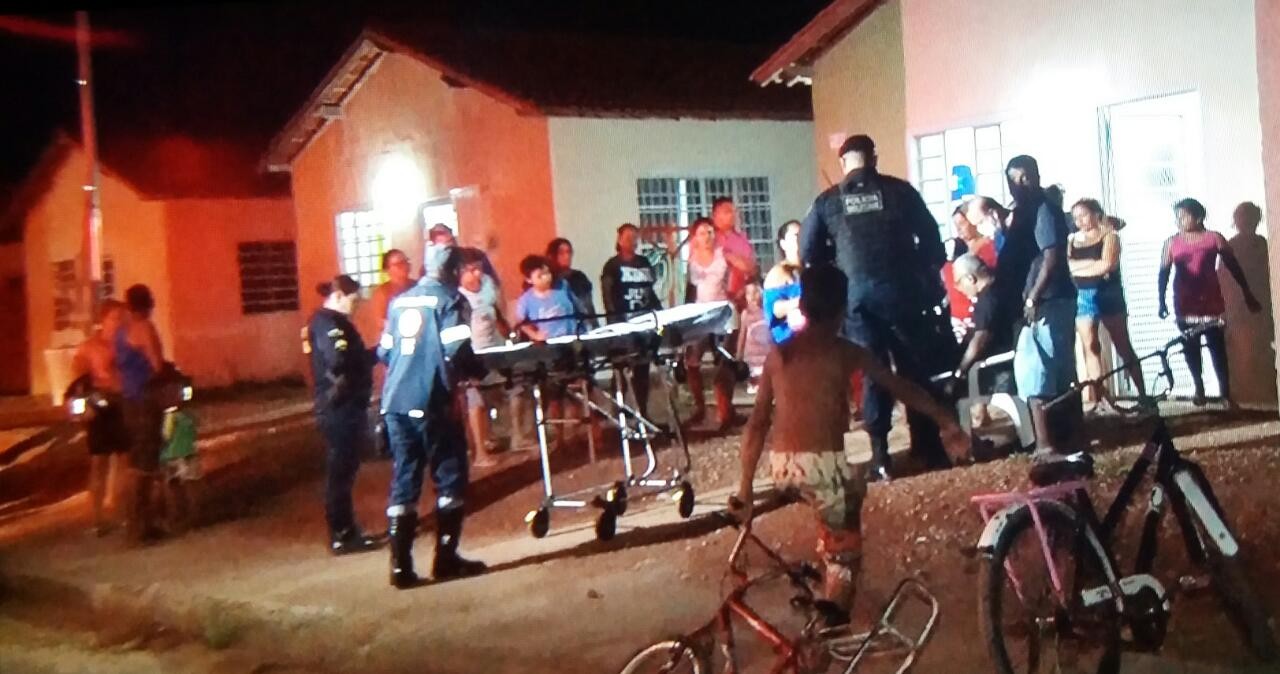 Motorista de aplicativo é baleado por criminosos durante assalto em residencial