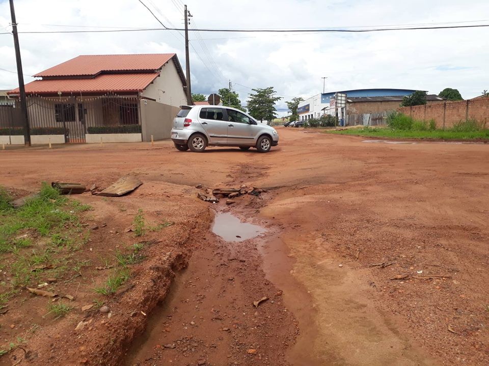 Vala aberta pela Prefeitura Municipal, causa transtornos a condutores de veículos