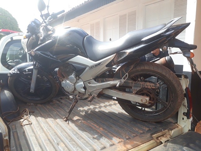 Motocicleta abandonada em via publica é resgatada pela Policia Militar em Guajará-Mirim