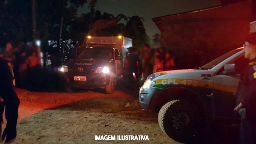 CORPO DE HOMEM É ENCONTRADO NA RUA COM DEZENAS DE PERFURAÇÕES