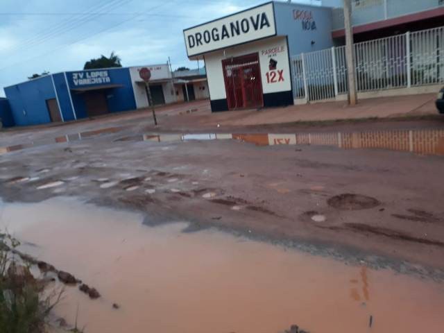 Motociclista ao transitar por Avenida Precária cai em buraco e quase se afoga em poça de lama