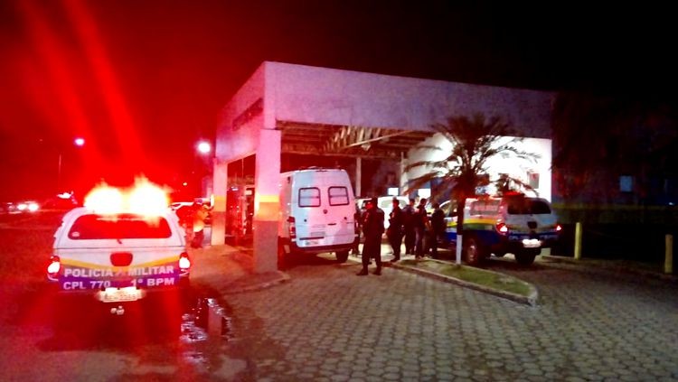 Homem é atacado a pauladas enquanto tocava violão em frente de residência