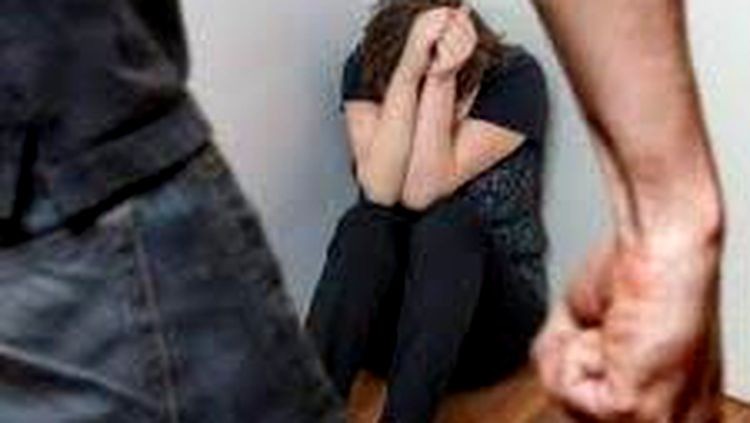 PROPOSTA INDECENTE: Mulher é surrada por recusar transar com traficante em troca de drogas para o ex