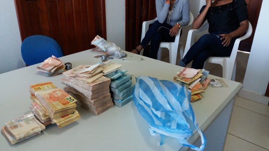 PRF flagra bolivianas com mais de R$ 110 mil em táxi na BR-364 que saiu de Guajará-Mirim