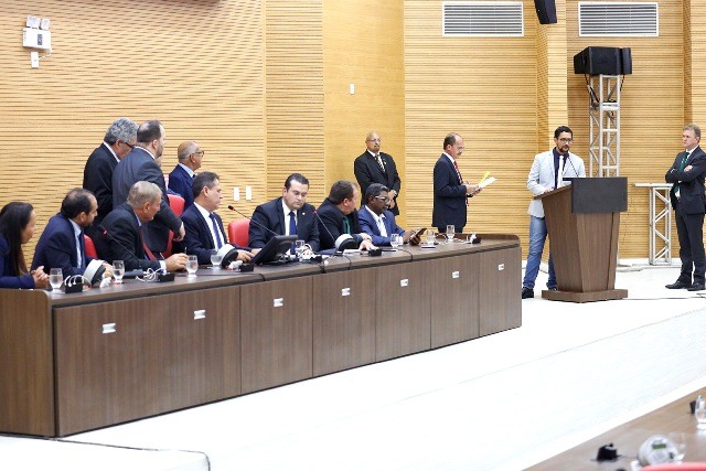 Assembleia derruba vetos do Executivo e orçamento para o realinhamento salarial é garantido