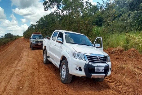 Durante roubo de caminhonete, quadrilha atira e agride vítimas no Assentamento Santa Rita