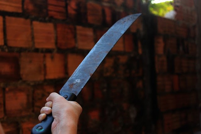 HOMEM TENTA MATAR AMIGOS COM FACÃO E EM SEGUIDA TENTA ATROPELAR UMA DAS VÍTIMAS