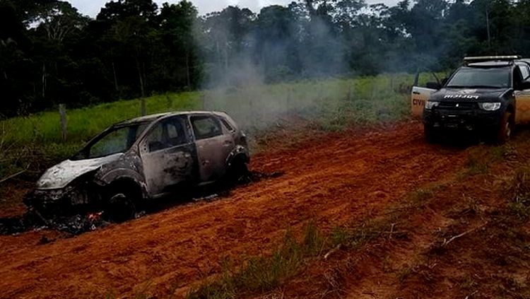 TROCA DE TIROS: Após roubar e incendiar veículo, dupla promove tiroteio com a polícia