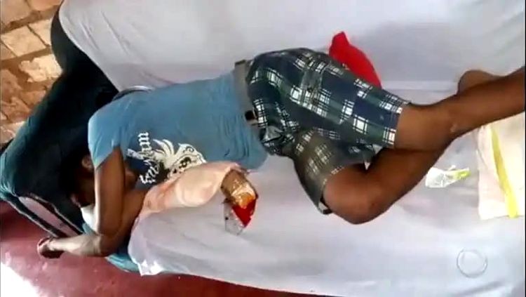 Jovem é acordado na porrada por padrasto de amigo em residência