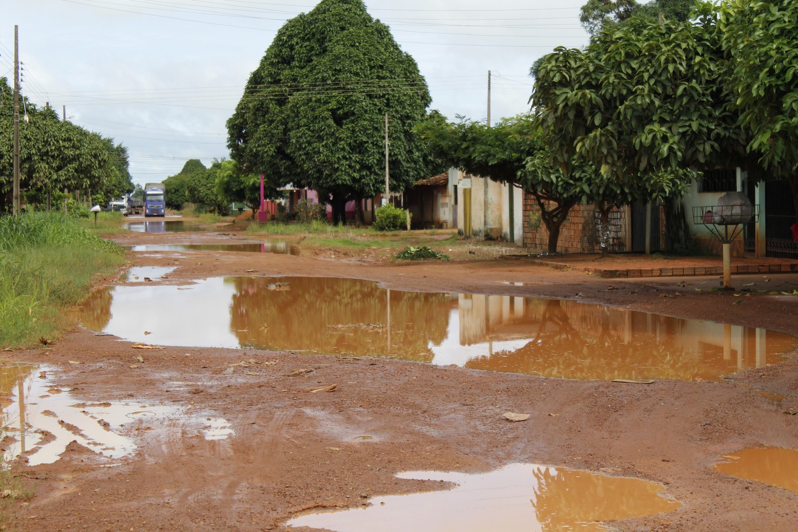 Comerciantes alegam queda de 40% nas vendas por causa de buracos e lama em Guajará-Mirim/Ro.