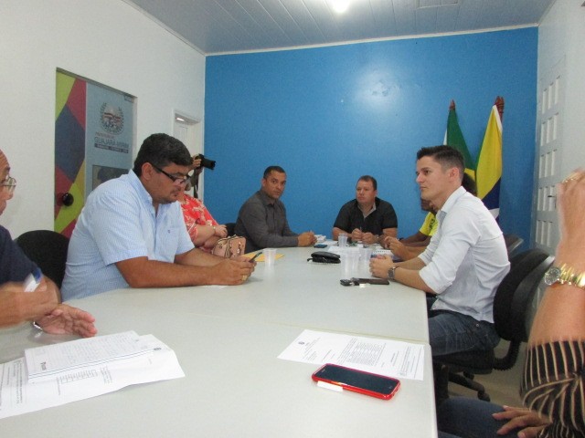 Dr. Neidson participa da doação de materiais para realização de oficinas de artesanato em Guajará-Mirim
