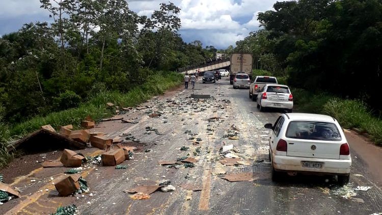 Grave acidente entre caminhões é registrado na BR-364