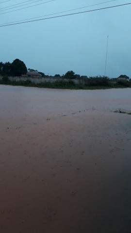 CHUVA ALAGA AVENIDAS E INVADE RESIDÊNCIA EM GUAJARÁ. MORADORA SE DIZ INDIGNADA COM A SITUAÇÃO
