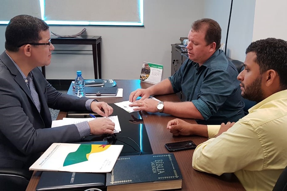 DEPUTADO DR NEIDSON SE REÚNE COM GOVERNADOR MARCOS ROCHA PARA DISCUTIR AÇÕES EM GUAJARÁ-MIRIM E REGIÃO