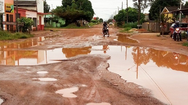 Município está em situação crítica e prefeito gasta 30 mil com passagens aéreas