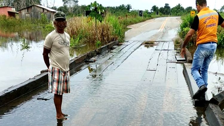 Nível da água sobe e deixa rodovia alagada em Rondônia