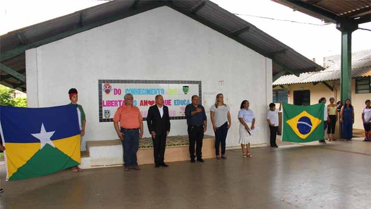 Deputado Coronel Chrisostomo participa de hora cívica com alunos da escola Orlando Freire em Porto Velho